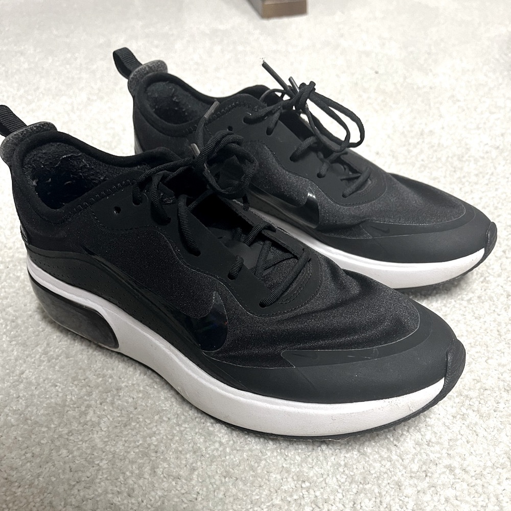 Nike women’s air max. Size 8.